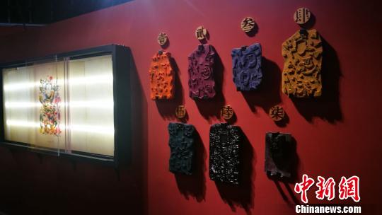 現(xiàn)場展示年畫雕版 鐘欣 攝