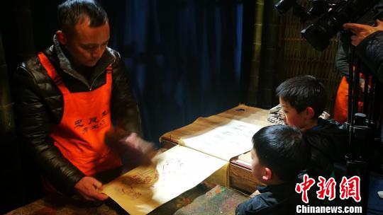 非遺傳承人現(xiàn)場展示技藝 鐘欣 攝