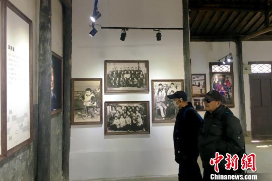 2月4日，“中國？三河攝影小鎮(zhèn)”揭牌儀式暨“一莊，一城，蝶變40年”主題攝影展在安徽省肥西縣三河古鎮(zhèn)舉行。 張強 攝