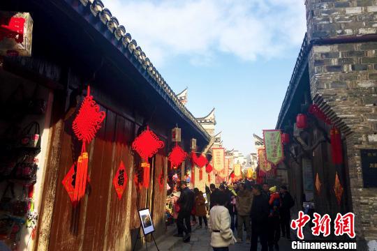 2月4日，“中國？三河攝影小鎮(zhèn)”揭牌儀式暨“一莊，一城，蝶變40年”主題攝影展在安徽省肥西縣三河古鎮(zhèn)舉行。 張強 攝