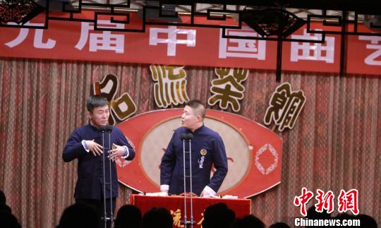 青年相聲演員在表演中。 張道正 攝
