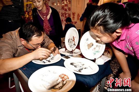 圖為往屆中國民間工藝品博覽會場景。(資料圖) 閆文 攝