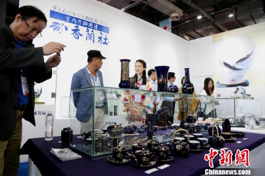 瓷博會此前成功舉辦了14屆，已經(jīng)發(fā)展成為展示世界精品陶瓷、傳播中國陶瓷文化和促進(jìn)中外陶瓷交流與合作的重要平臺?！〗獫?攝